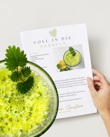 Grüner Smoothie in einer Schale mit einem Rezeptblatt daneben.